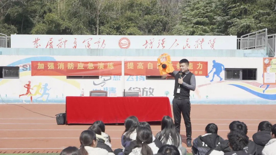我校成功举行消防培训和消防逃生演练，共筑师生安全新屏障